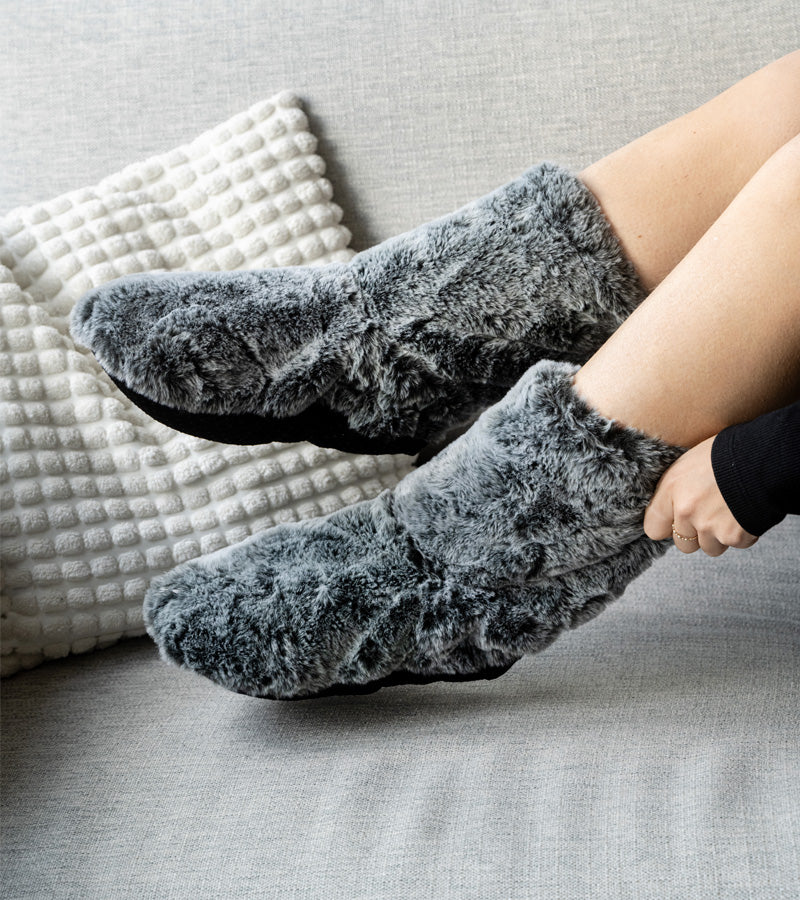 Paire de chaussons gris chauffants à passer au micro-ondes