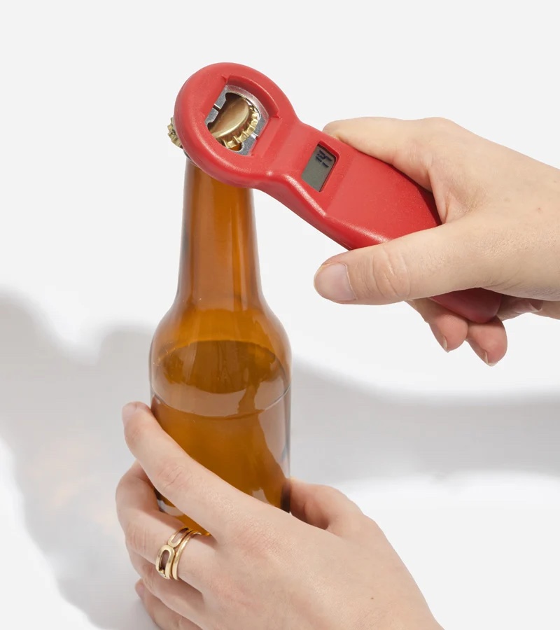 Décapsuleur rouge avec écran LCD qui compte les bouteilles ouvertes