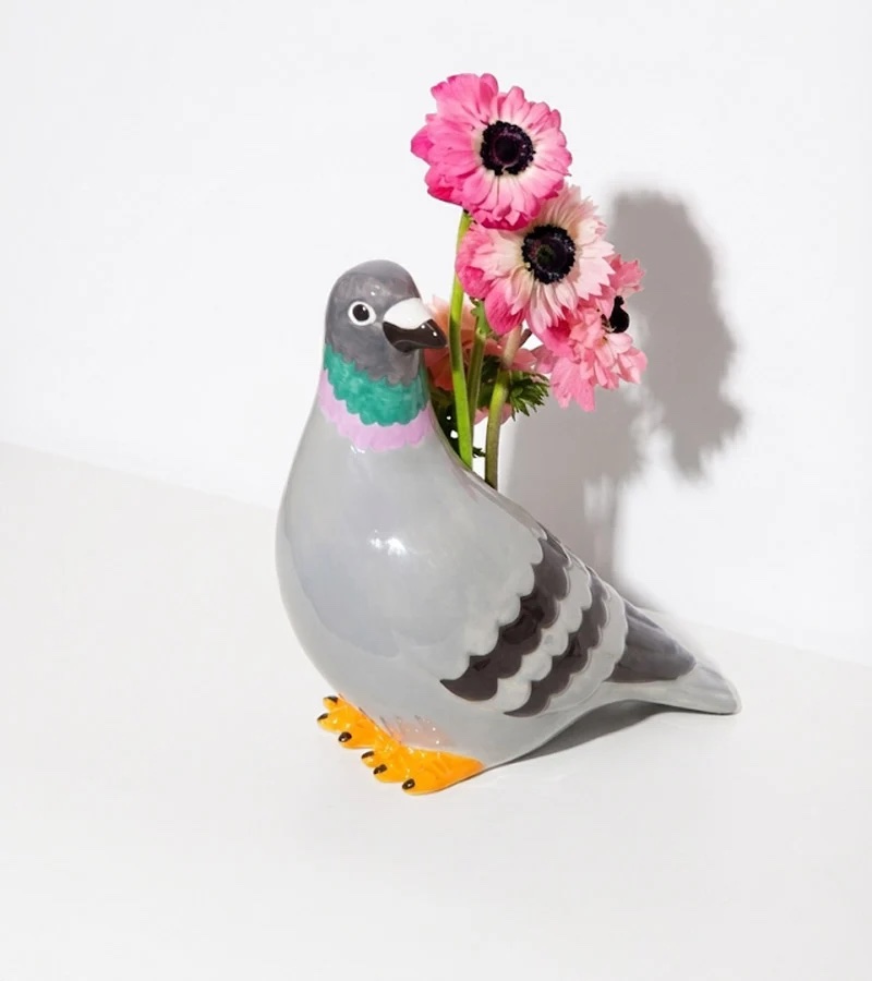 Vase en céramique en forme de pigeon gris avec des fleurs