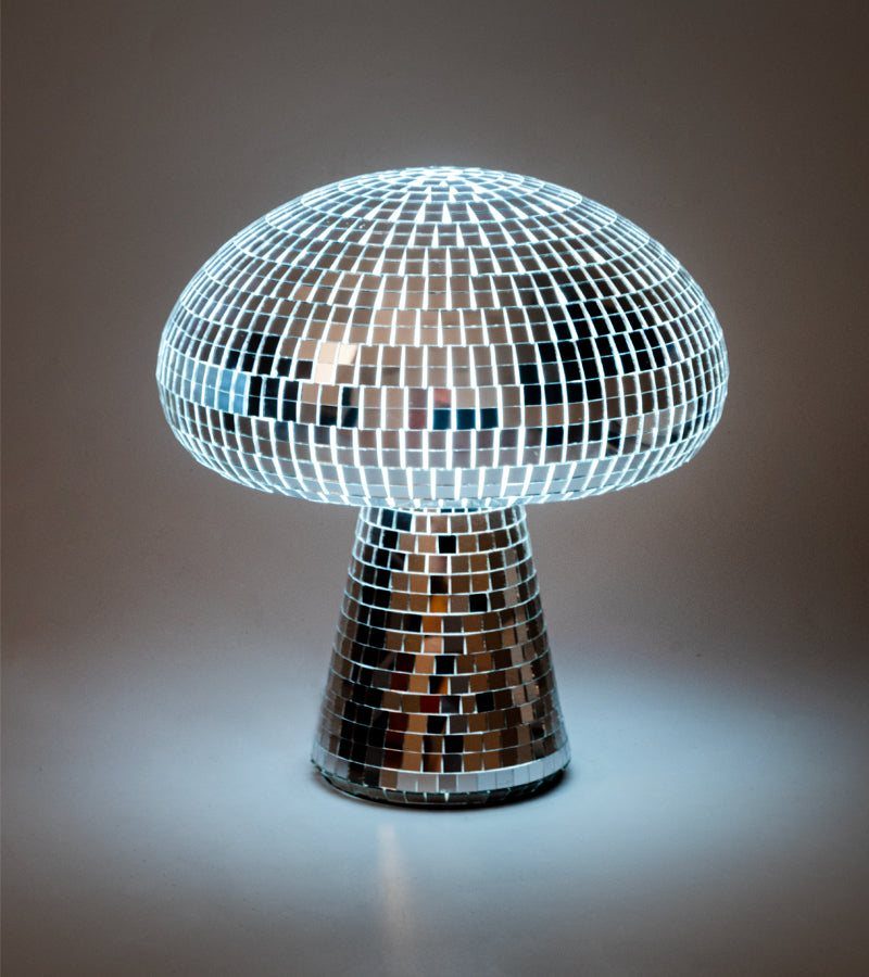 Lampe disco champignon en carreaux de miroir allumée