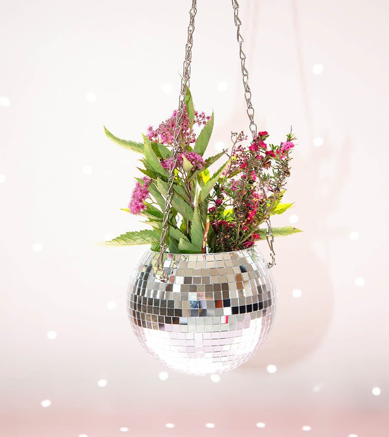 Pot de fleurs boule disco à facettes miroir suspendu à une chaîne, avec des fleurs roses