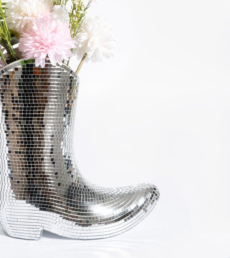 Vase en forme de botte de cowboy recouverte de facettes miroir, avec un bouquet