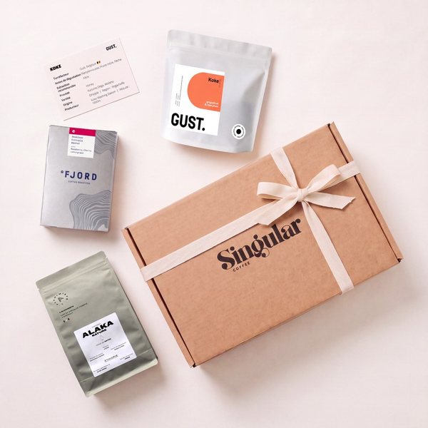 Coffret cadeau Singular Coffee noué d'un ruban entouré de sachets de café de spécialité