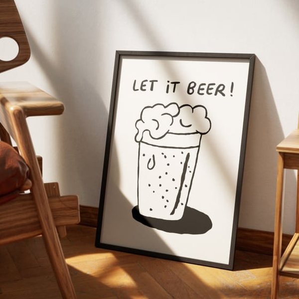 Affiche illustrée « Let it beer! » montrant une chope de bière débordante, encadrée et posée au sol
