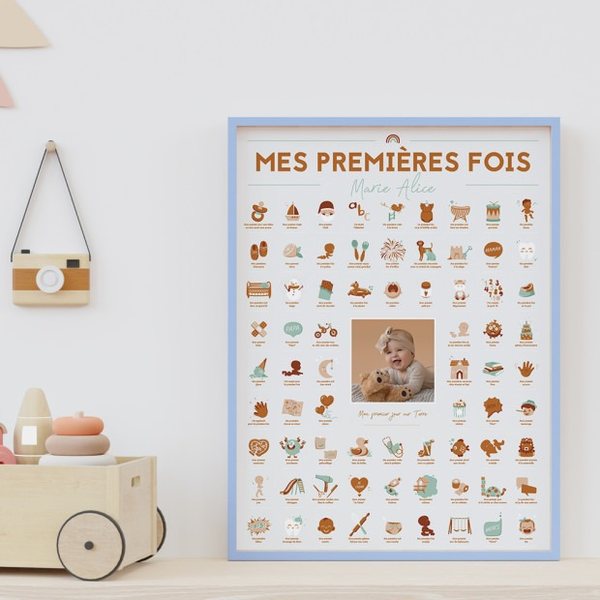 Affiche Mes premières fois avec photo de bébé et pictogrammes à tamponner, encadrée dans une chambre d'enfant
