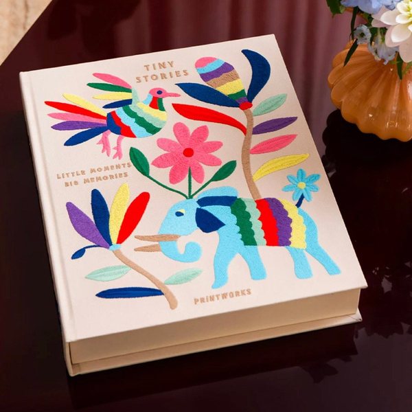 Album photo à couverture en tissu brodé d'un éléphant et de fleurs colorées, modèle Tiny Stories
