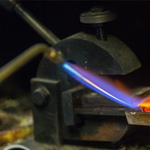 Brasure d'une alliance au chalumeau dans un atelier de bijouterie à Nantes