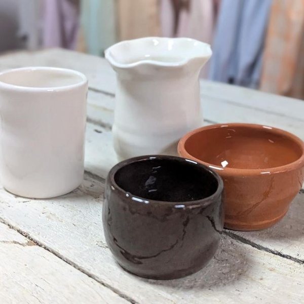 Tasses et bols en céramique faits main lors d'un atelier de tour de potier