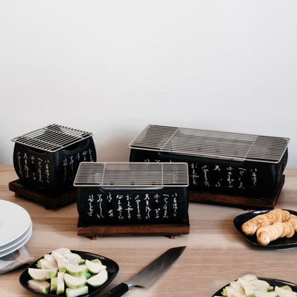 Barbecue japonais au charbon binchotan avec brochettes