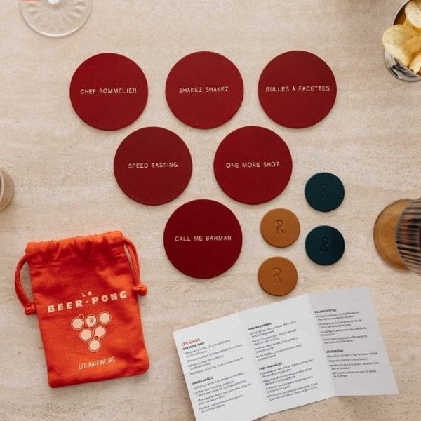 Palets en cuir rouge à messages, jetons et pochon du jeu Beer Pong en cuir avec sa règle
