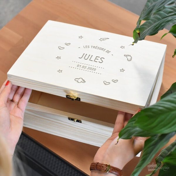 Boîte en bois clair gravée « Les trésors de Jules » avec la date de naissance, couvercle entrouvert