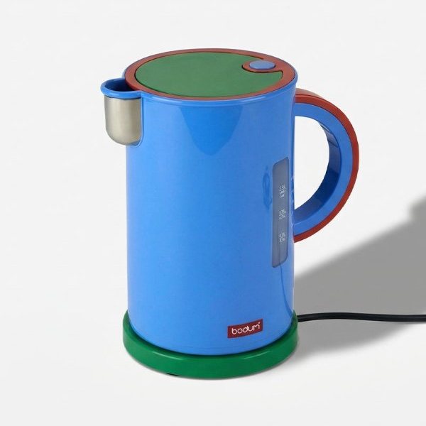 Bouilloire bleue au couvercle vert et à anse rouge MoMA x Bodum sur fond gris clair