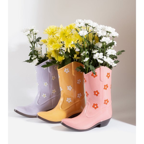 Vase en forme de botte de cowboy avec un bouquet