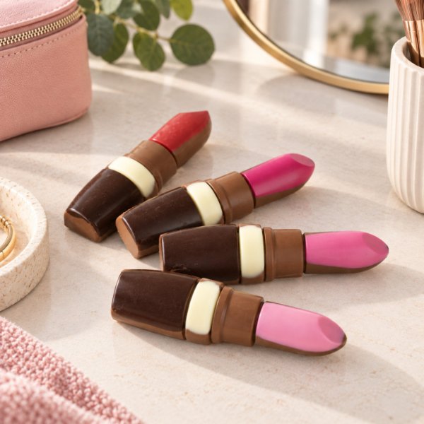 Quatre rouges à lèvres en chocolat au lait dans leur boîte