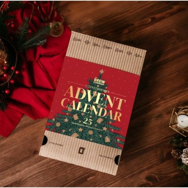 Calendrier de l'Avent café bio rouge Advent Calendar posé sur une table en bois