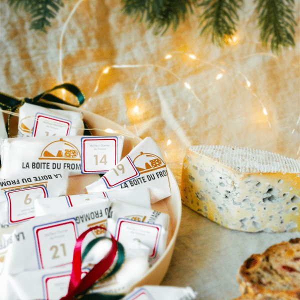 Calendrier de l'Avent du fromage La Boîte du Fromager : fromages emballés et numérotés devant une boîte en bois