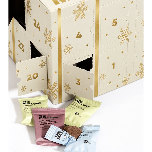 Calendrier de l'Avent marshmallows gourmets ouvert, guimauves chocolatées emballées individuellement devant les portes