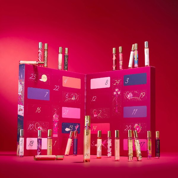 Calendrier de l'Avent parfum Adopt Échappée sur la Seine étoilée ouvert sur ses flacons, sur fond rouge