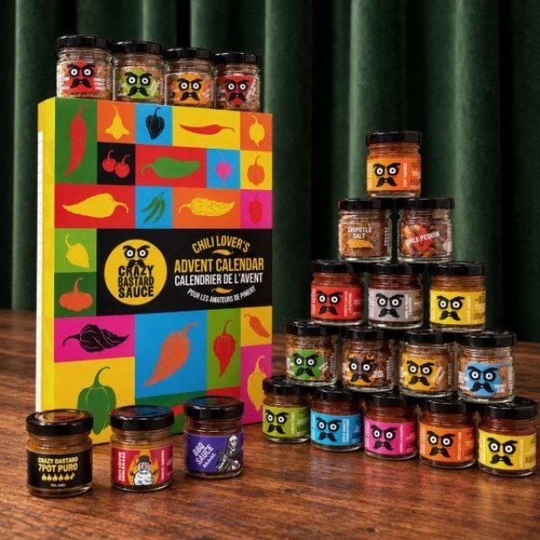Pots de sauces Crazy Bastard empilés devant le calendrier de l'Avent pour les amateurs de piments