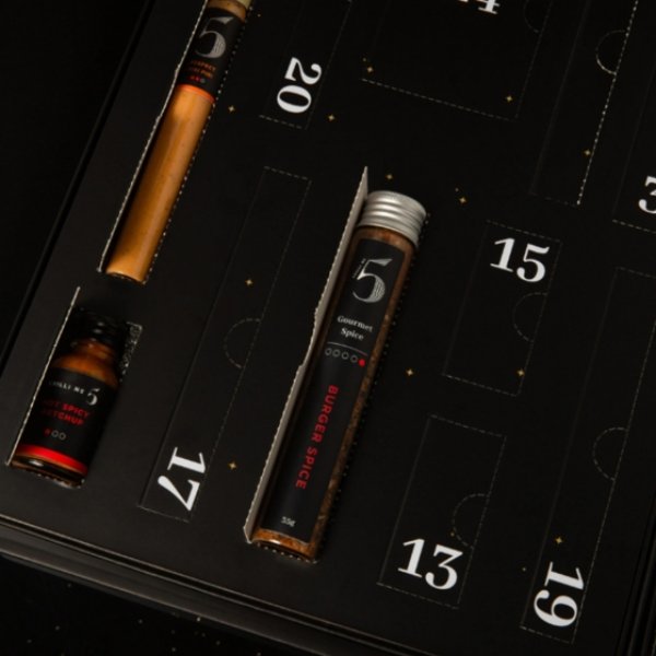 Flacons de sauces piquantes dans les cases ouvertes du calendrier de l'Avent Chilli No. 5