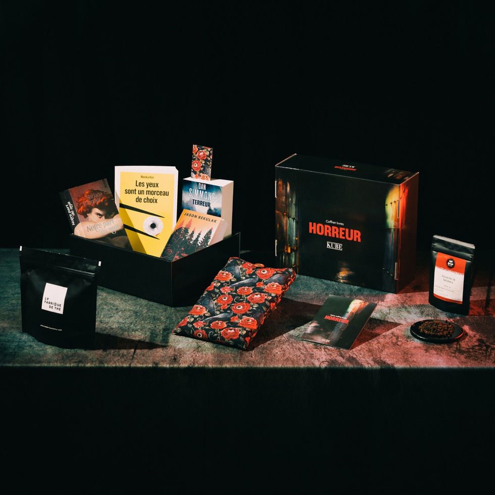 Contenu du coffret Horreur Kube : quatre romans, un étui à livre, un sachet de thé noir et un sachet de poivre