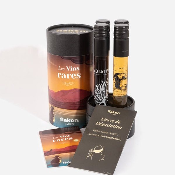 Coffret Les vins rares Flakon avec ses flacons de dégustation et son livret posés sur fond blanc