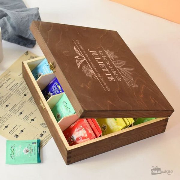 Coffret en bois gravé d'un prénom ouvert sur des sachets de thés et infusions colorés