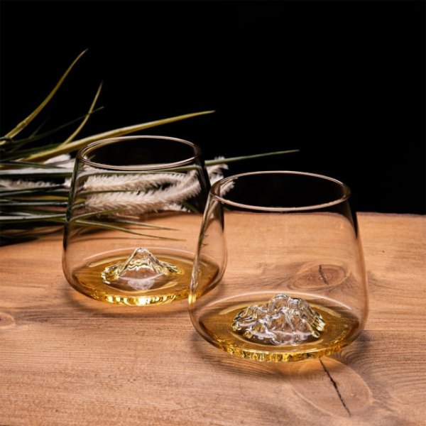 Deux verres à whisky Topographic au fond sculpté en relief de montagne