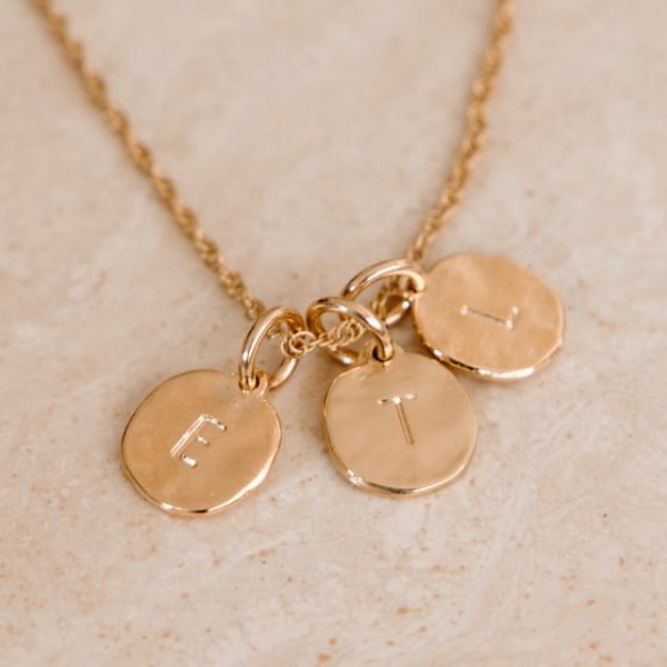 Collier à médaillons dorés gravés d'initiales