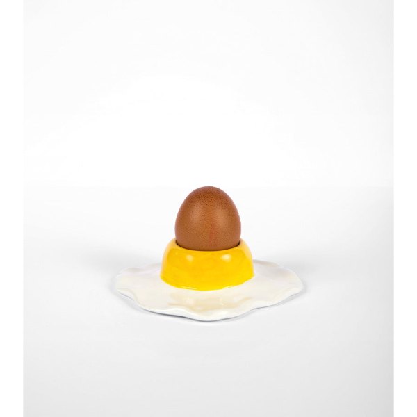 Coquetier en forme d'œuf au plat avec un œuf à la coque
