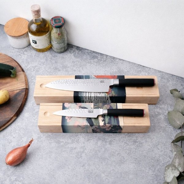Deux couteaux japonais Kotai, un santoku et un couteau d'office, posés sur leurs écrins en bois