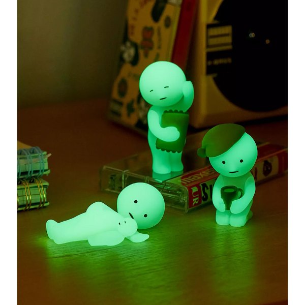 Figurines Smiski phosphorescentes qui brillent dans le noir