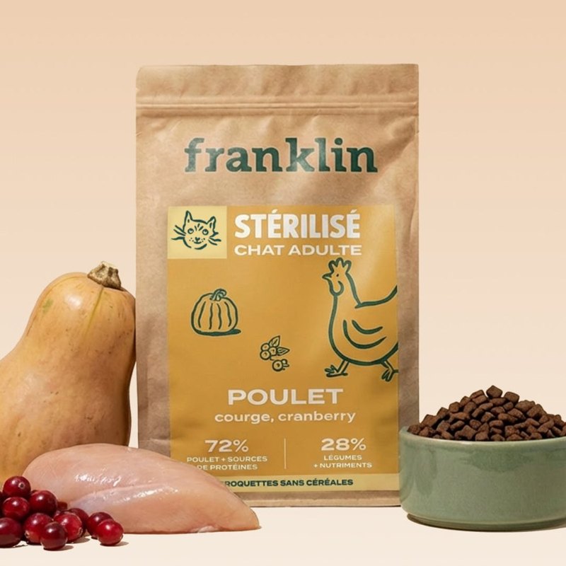 Sac de croquettes Franklin pour chat stérilisé au poulet, courge et cranberry, entouré de ses ingrédients
