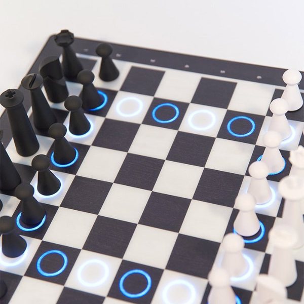 Échiquier connecté GoChess Mini avec cases éclairées en bleu et pièces noires et blanches