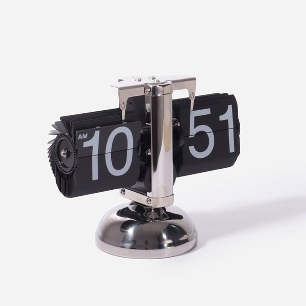 Horloge rétro à palettes flip flap en acier affichant 10 h 51
