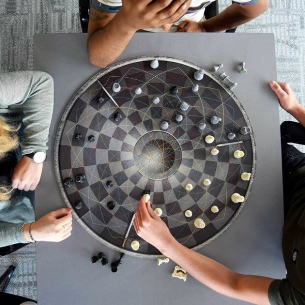 Plateau rond du jeu d'échecs à 3 joueurs pendant une partie