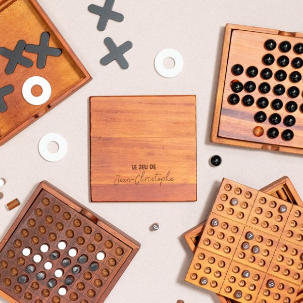 Coffret de jeux de voyage en bois gravé d'un prénom