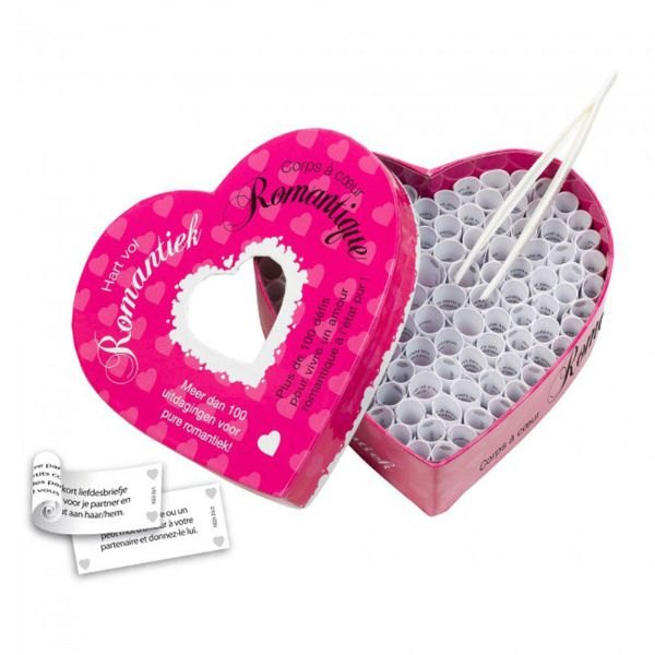 Boîte en forme de cœur rose remplie de petits rouleaux de gages et sa pince