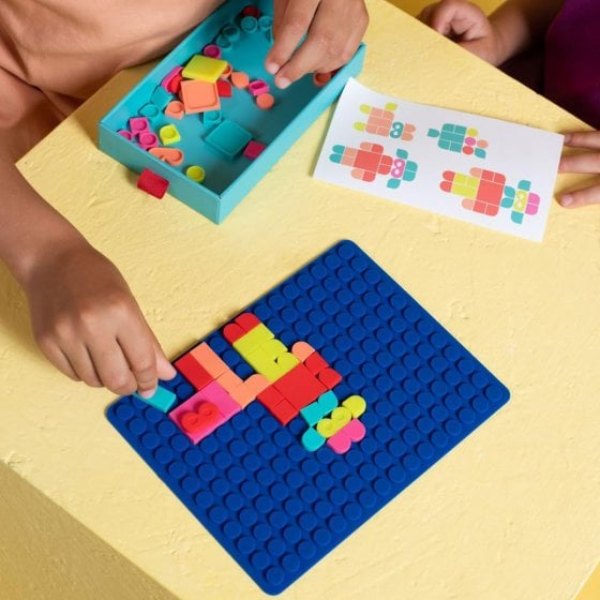 Plaque de mosaïque en silicone bleu avec des pièces colorées à clipser