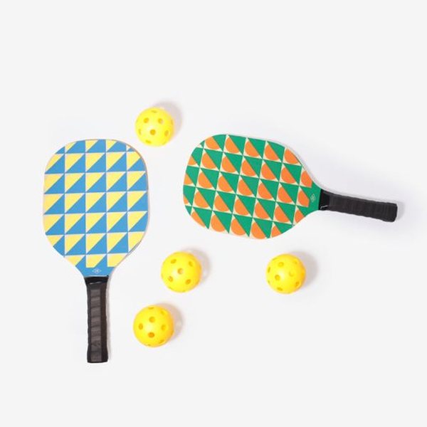 Deux raquettes de pickleball à motifs géométriques et quatre balles jaunes