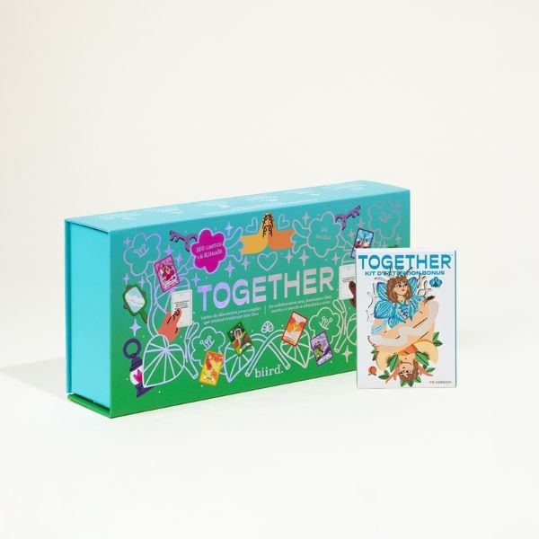 Boîte turquoise du jeu de conversation Together avec un paquet de cartes illustrées