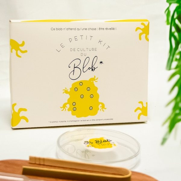 Coffret « Le petit kit de culture du blob » avec une boîte de Petri au premier plan