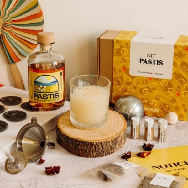 Kit pour fabriquer son pastis avec bouteille, épices et entonnoir