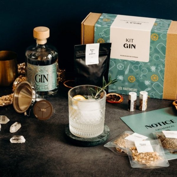 Kit pour fabriquer son propre gin avec bouteille, épices et entonnoir