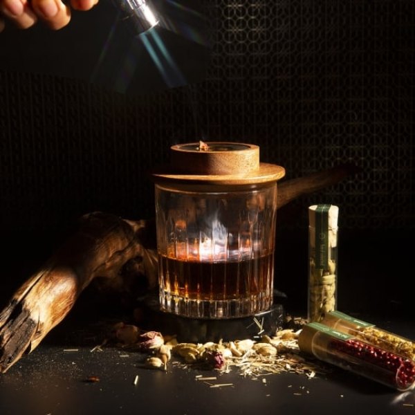Verre de whisky fumé au chalumeau avec le kit de fumage