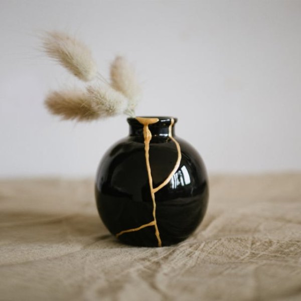 Vase noir réparé à la feuille d'or avec le kit kintsugi