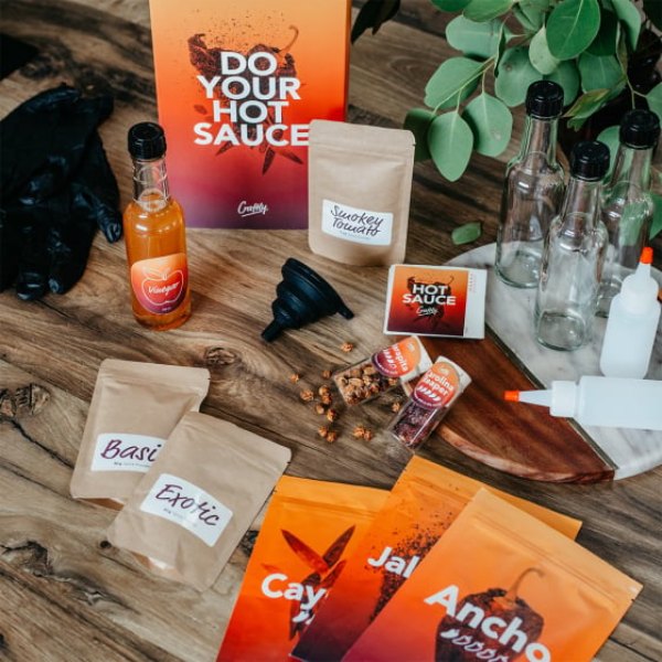 Kit pour fabriquer sa propre sauce piquante, piments et flacons