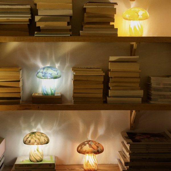 Lampes champignon en verre soufflé allumées