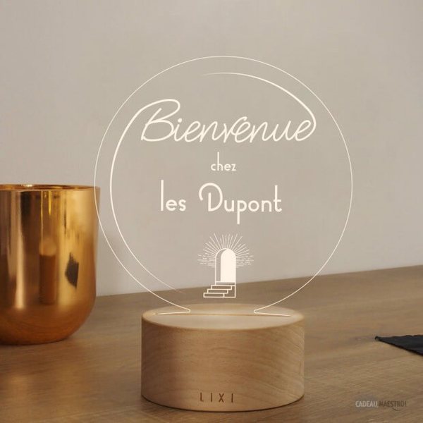 Lampe LED en plexiglas gravée « Bienvenue chez les Dupont » sur un socle en bois