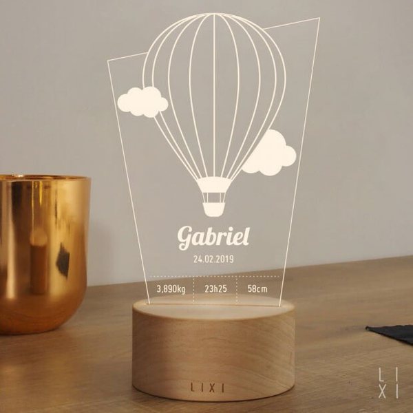 Lampe en plexiglas gravée d'une montgolfière et du prénom Gabriel avec sa date et son poids, sur socle en bois